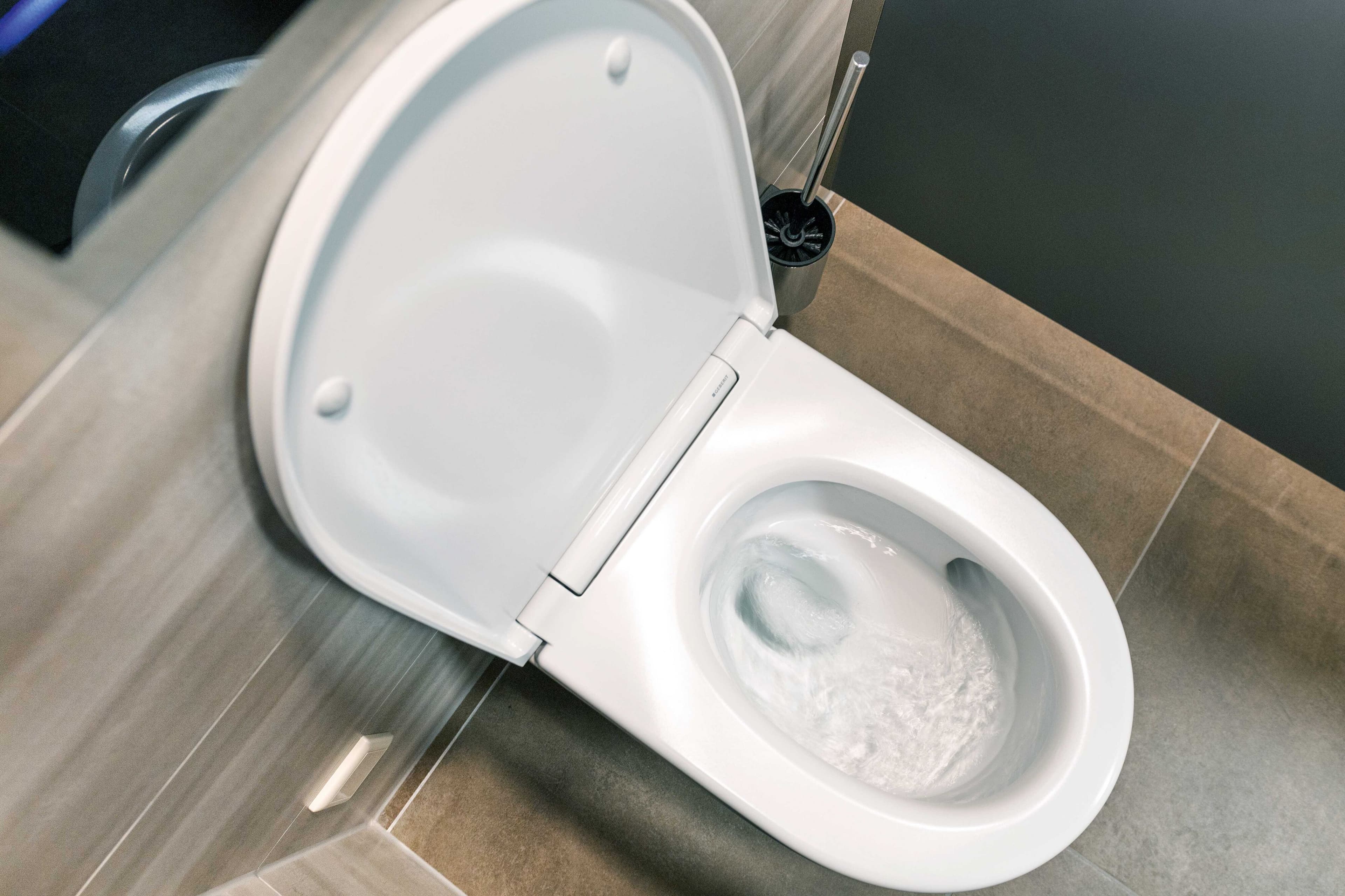 Pack cuvette suspendue Geberit One carénée TurboFlush KeraTect® avec fixations cachées et abattant à abaissement automatique déclipsable antibactérien blanc - vue 7