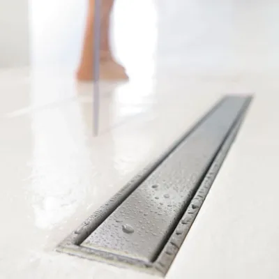 Canivelle de douche Wirquin Venisio Expert 70 cm avec grille réversible prêt à carreler​ ou en acier inoxydable brossé - débit d'évacuation 79 L/min
